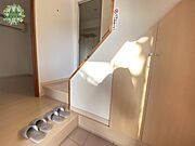 玄関。赤い玄関扉がWESTです。