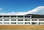 中学校「岡山市立瀬戸中学校まで542ｍ」