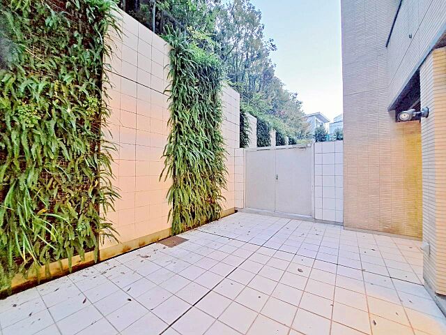 バルコニー ミッドガーデン赤坂氷川 1階/-