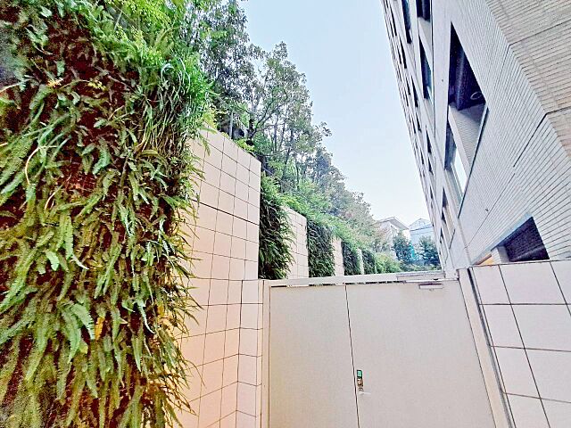 バルコニー ミッドガーデン赤坂氷川 1階/-