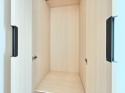 家電やスーツケース、ストック品など何でも片付く嬉しい空間です。