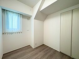 清かで艶やかな時間をもたらしてくれる室内です。