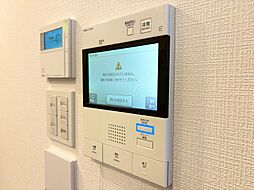 誰が来てもわかる様にモニター付きインターホンを設置。