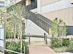 共用部の階段です。明るく清潔に管理されています。