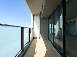 朝の澄んだ空気や、夕方に吹く清々しい風を感じられるバルコニー。
