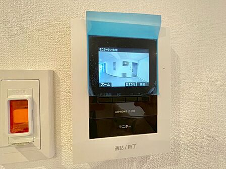 誰が来てもわかる様にモニター付きインターホンを設置。