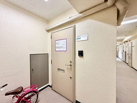 清潔感のある落ち着いた雰囲気の玄関です。