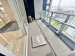 朝の澄んだ空気や、夕方に吹く清々しい風を感じられるバルコニー。