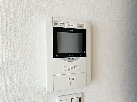 誰が来てもわかる様にモニター付きインターホンを設置。