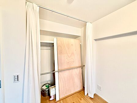 家電やスーツケース、ストック品など何でも片付く嬉しい空間です。