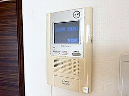 誰が来てもわかる様にモニター付きインターホンを設置。