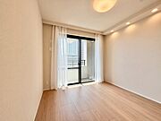 清かで艶やかな時間をもたらしてくれる室内です。