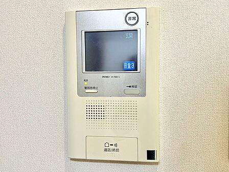 誰が来てもわかる様にモニター付きインターホンを設置。