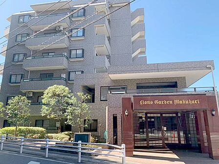 飽きのこないシンプルモダンな外観です。