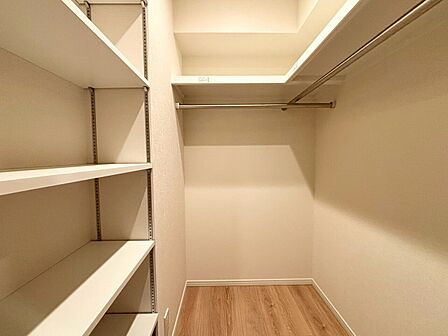 家電やスーツケース、ストック品など何でも片付く嬉しい空間です。