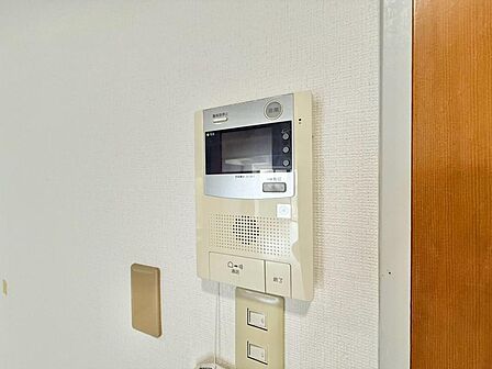 誰が来てもわかる様にモニター付きインターホンを設置。