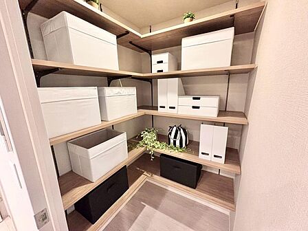 家電やスーツケース、ストック品など何でも片付く嬉しい空間です。