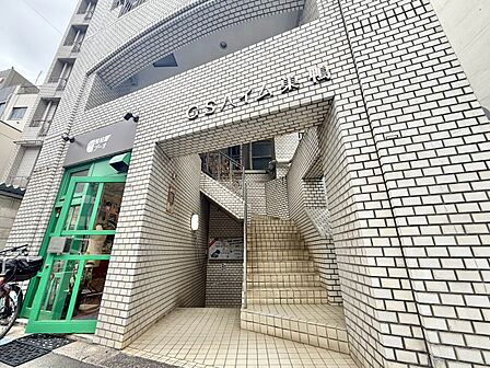 上質感漂う玄関アプローチです。