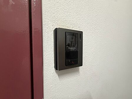 誰が来てもわかる様にカメラ付きインターホンを設置。