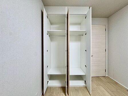 収納スペースが付いていて、お部屋を広く使っていただけます。