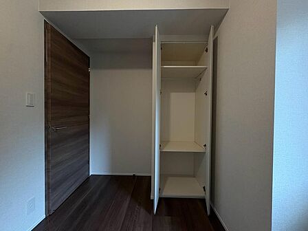 家電やスーツケース、ストック品など何でも片付く嬉しい空間です。