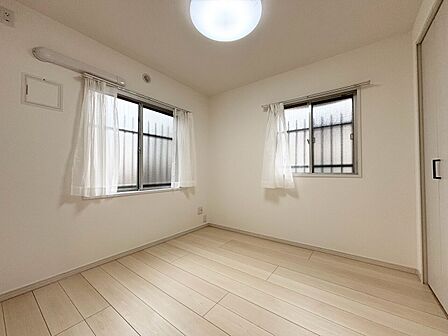 清かで艶やかな時間をもたらしてくれる室内です。