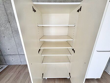 家電やスーツケース、ストック品など何でも片付く嬉しい空間です。