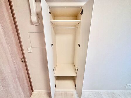 家電やスーツケース、ストック品など何でも片付く嬉しい空間です。