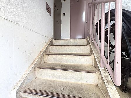 共用部の階段です。明るく清潔に管理されています。