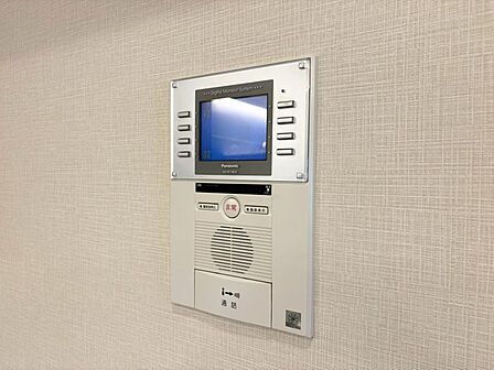 誰が来てもわかる様にモニター付きインターホンを設置。