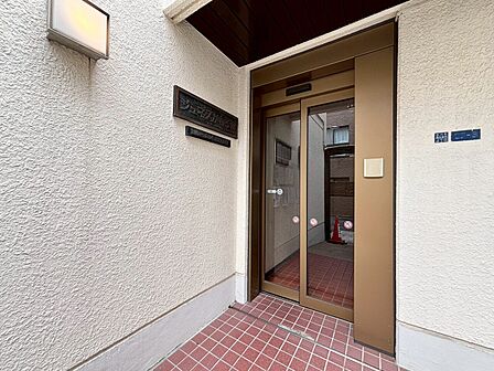 上質感漂う玄関アプローチです。