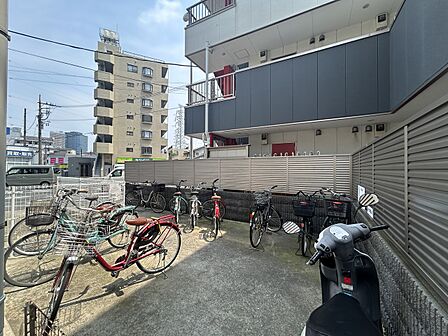1Fのマンション出入口先には住民専用の駐輪場