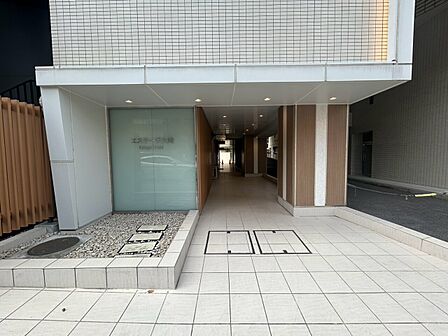 上質感漂う玄関アプローチです。
