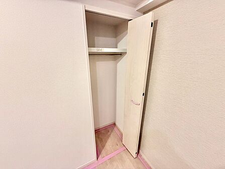 家電やスーツケース、ストック品など何でも片付く嬉しい空間です。