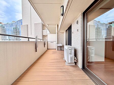 朝の澄んだ空気や、夕方に吹く清々しい風を感じられるバルコニー。