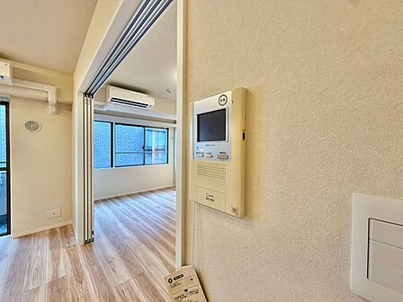 誰が来てもわかる様にモニター付きインターホンを設置。