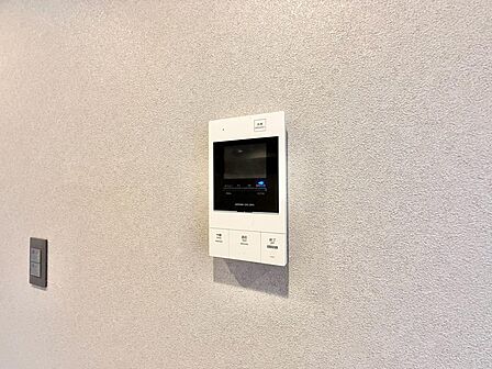 誰が来てもわかる様にモニター付きインターホンを設置。