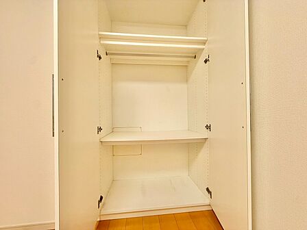 家電やスーツケース、ストック品など何でも片付く嬉しい空間です。