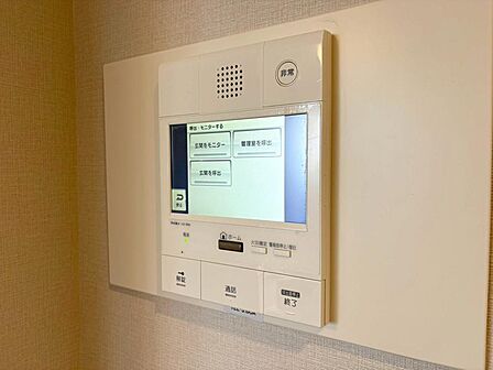 誰が来てもわかる様にモニター付きインターホンを設置。