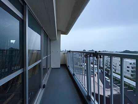 朝の澄んだ空気や、夕方に吹く清々しい風を感じられるバルコニー。