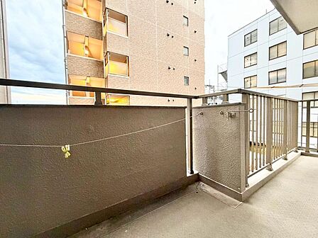 朝の澄んだ空気や、夕方に吹く清々しい風を感じられるバルコニー。