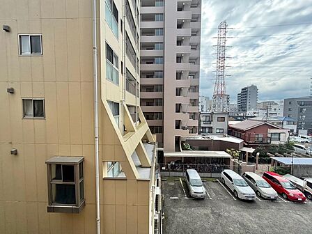 陽当たり・通風・開放感に恵まれた環境です。