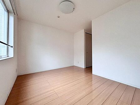 清かで艶やかな時間をもたらしてくれる室内です。