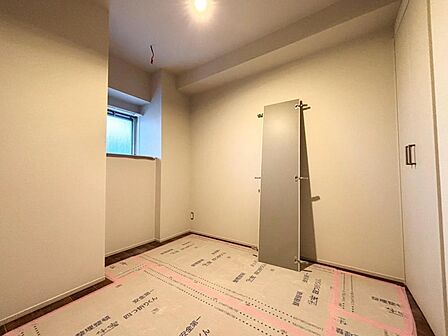 清かで艶やかな時間をもたらしてくれる室内です。