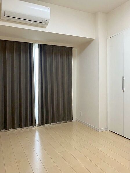 清かで艶やかな時間をもたらしてくれる室内です。