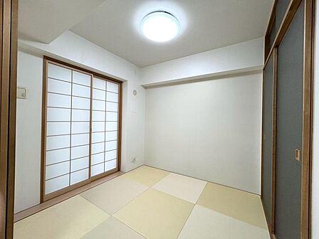 清かで艶やかな時間をもたらしてくれる室内です。