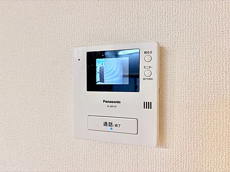 誰が来てもわかる様にモニター付きインターホンを設置。