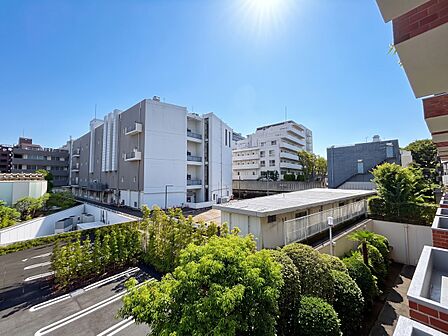 陽当たり・通風・開放感に恵まれた環境です。