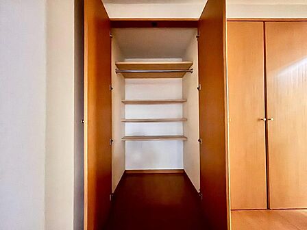 家電やスーツケース、ストック品など何でも片付く嬉しい空間です。