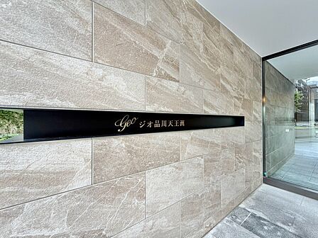 スタイリッシュなエンブレム。お洒落なマンションは入り口から。